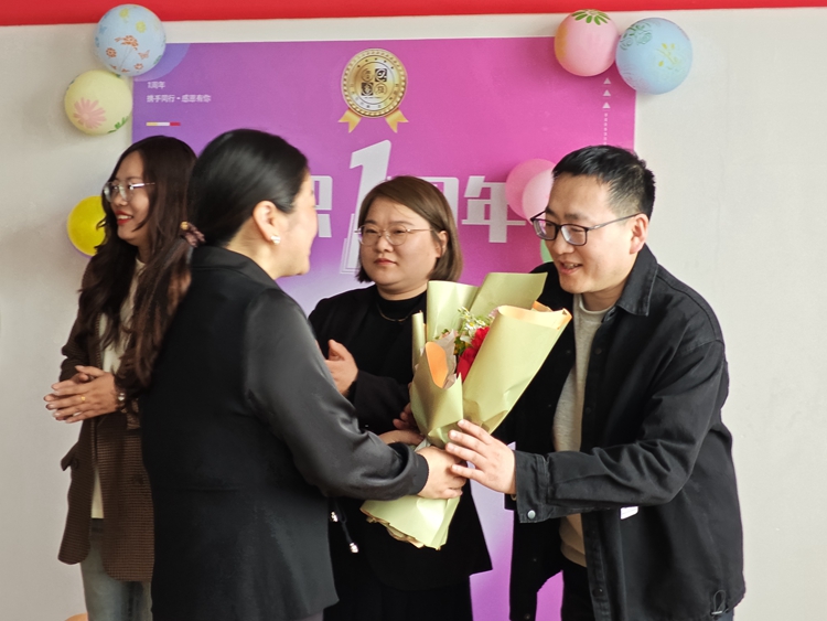 慶祝入職一周年：共享甜蜜，感動(dòng)相伴